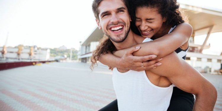 Status tình yêu lãng mạn giúp cho đối lứa gần nhau hơn